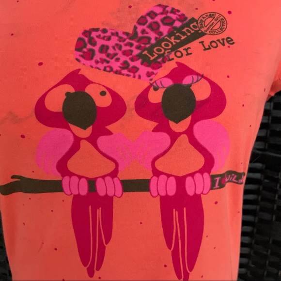 Baby Angel Peach Parrot Birds “Looking for Love” Graphic T-Shirt Sz M - Picture 3 of 5